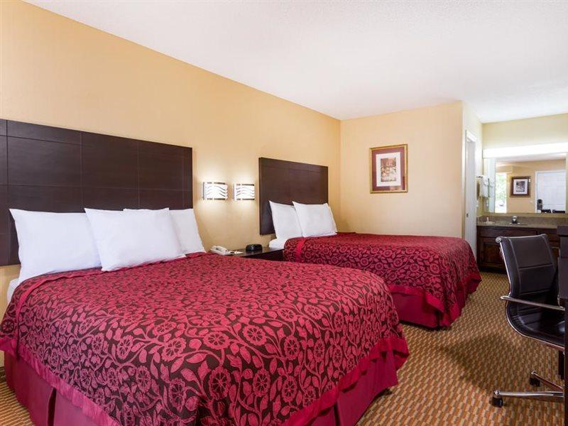 Days Inn By Wyndham Simpsonville Εξωτερικό φωτογραφία
