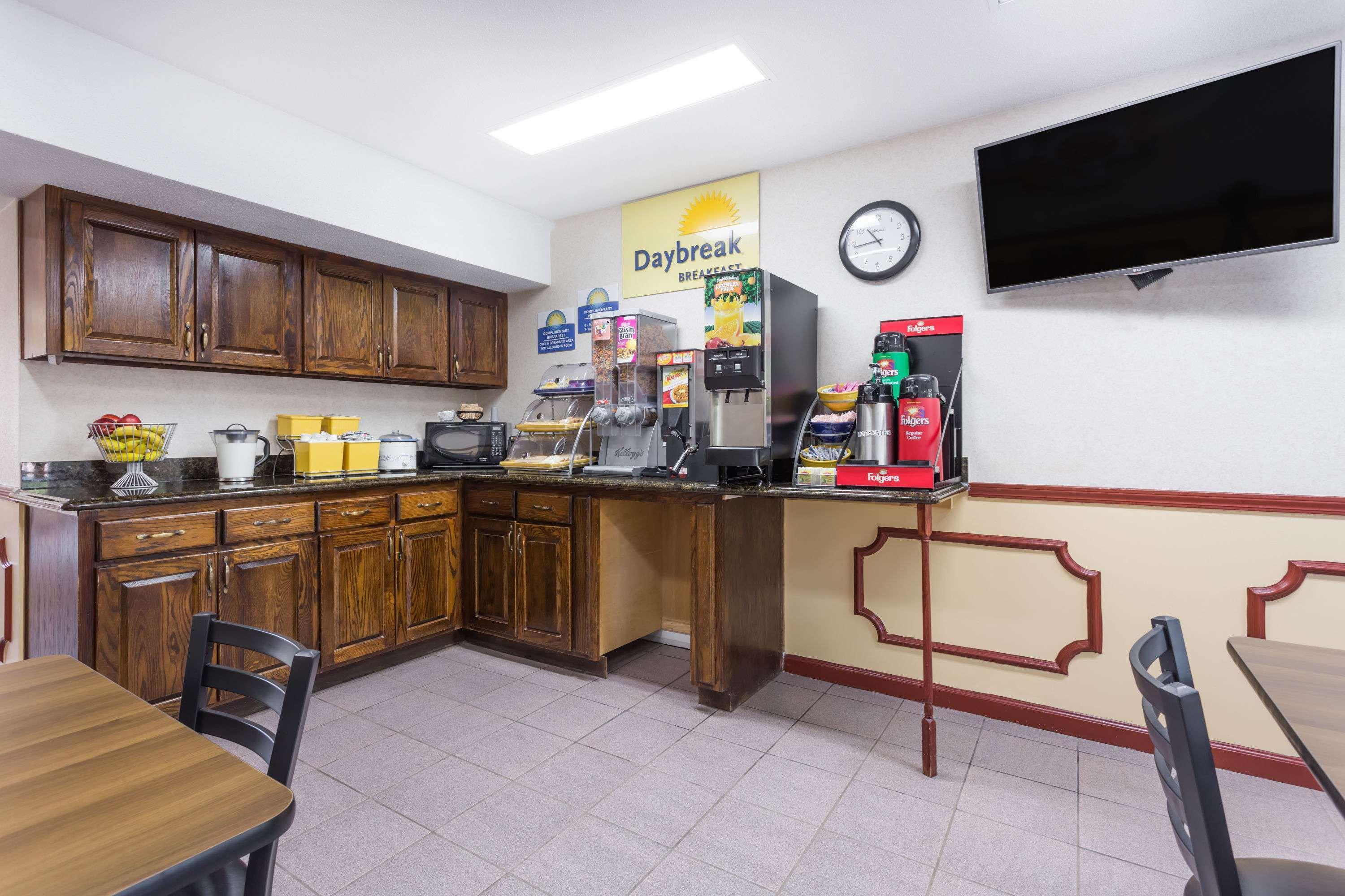 Days Inn By Wyndham Simpsonville Εξωτερικό φωτογραφία