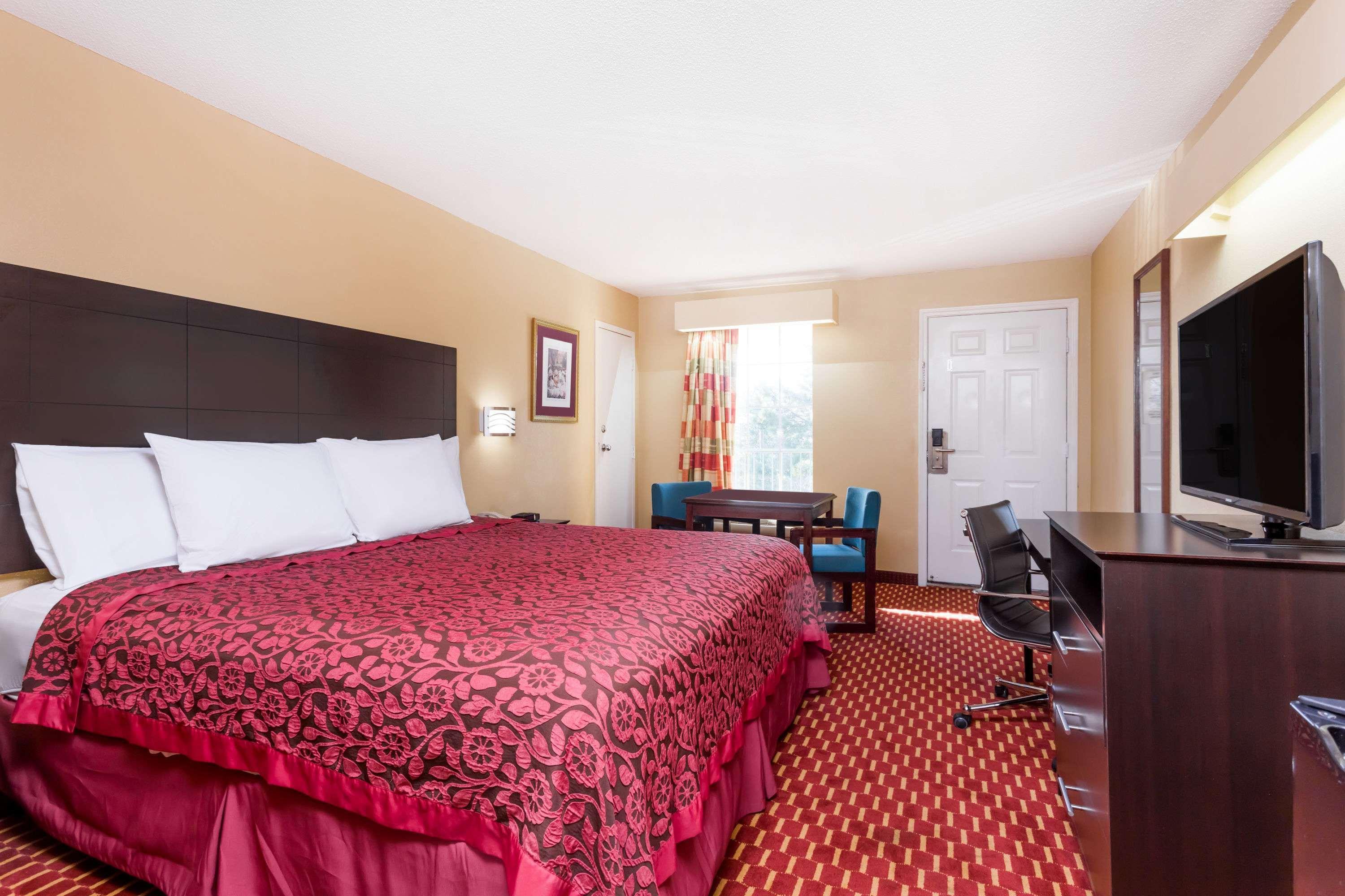 Days Inn By Wyndham Simpsonville Εξωτερικό φωτογραφία
