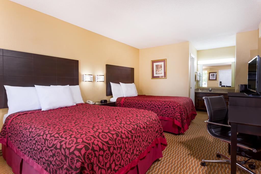 Days Inn By Wyndham Simpsonville Εξωτερικό φωτογραφία