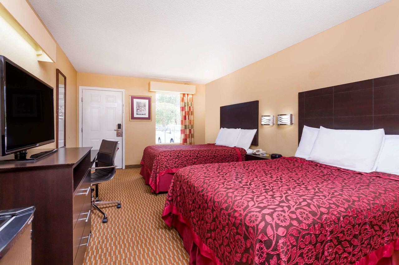 Days Inn By Wyndham Simpsonville Εξωτερικό φωτογραφία